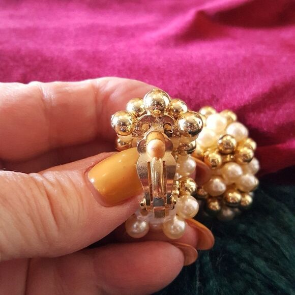 VINTAGE CLIP PEARL & GOLD EARRINGS - Picture 4 of 4